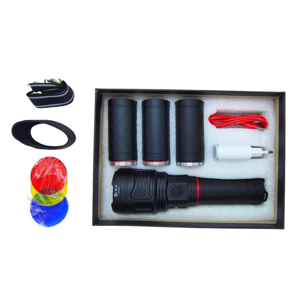 Caixa da lanterna JWS WS-635 aberta, com a lanterna montada, as 3 baterias de reserva, as 3 lentes coloridas, a alça de transporte, o cabo USB-C e o carregador de tomada
